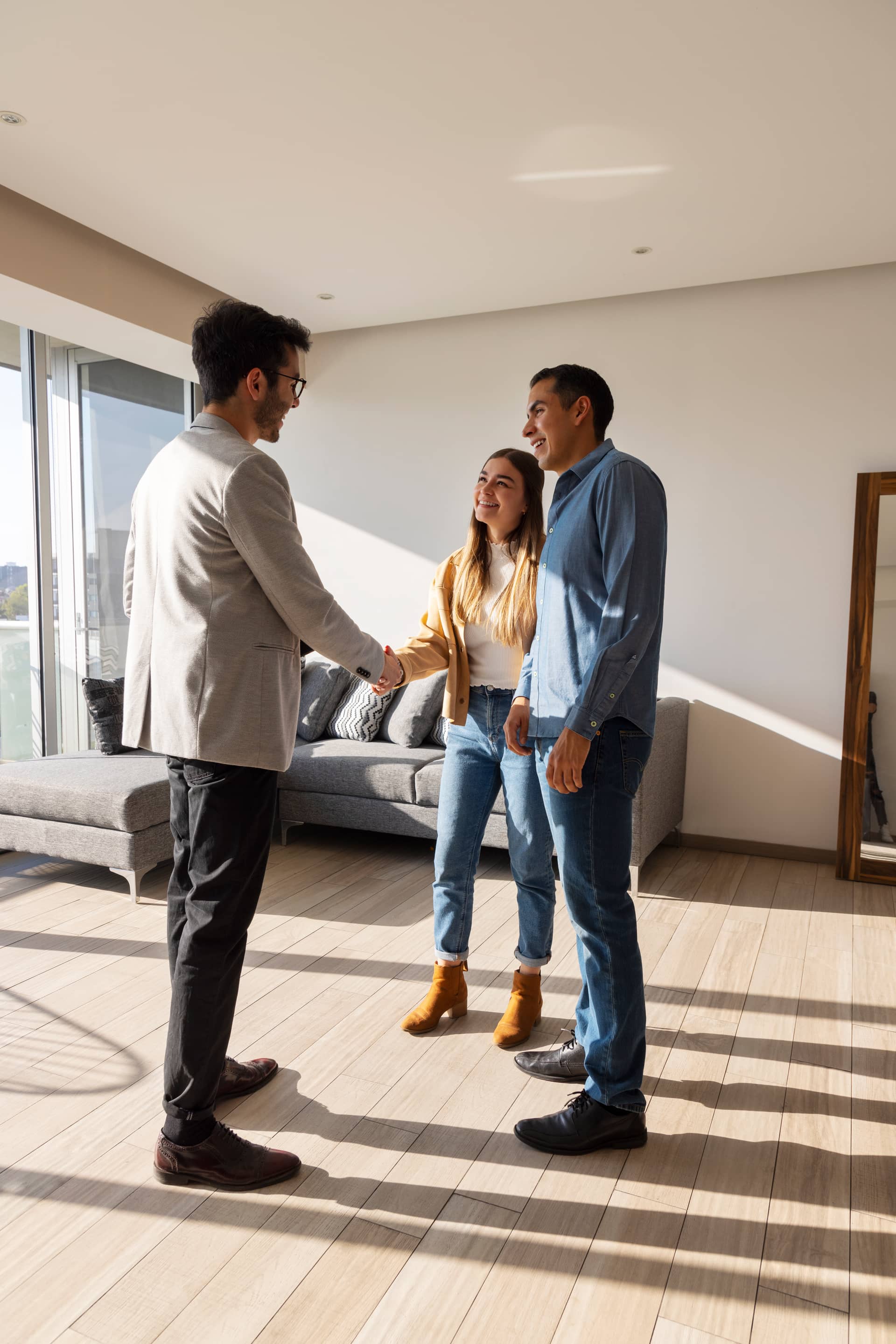 Couple en discussion avec un agent immobilier